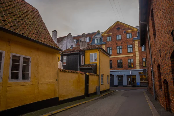 Helsingor, Elsinore, Dánsko: Pohled na ulici v Helsingoru. Helsingor je město ve východním Dánsku, známé pro svůj hrad Kronborg. — Stock fotografie