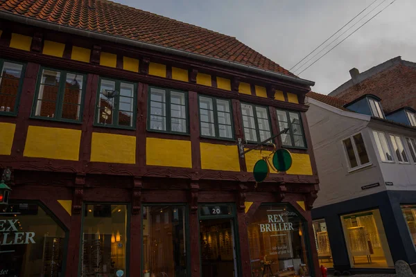 Helsingor, Elsinore, Denmark: Street View in helsingor. 헬싱도르는 덴마크 동부에 있는 도시로, 론 보르그 성으로 알려져 있다. — 스톡 사진