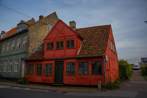 HELSINGOR, ELSINORE, DENMARK: Street view in Helsingor. Helsingor is a city in eastern Denmark, it known for its castle Kronborg. — Stock Photo, Image