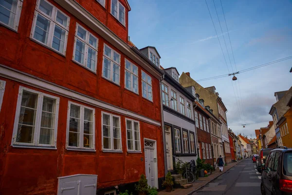 Helsingor, Elsinore, Dánsko: Okno domu. Pohled na ulici v Helsingoru. Helsingor je město ve východním Dánsku, známé pro svůj hrad Kronborg. — Stock fotografie