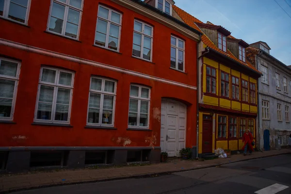 Helsingor, elsinore, denmark: street view in helsingor. helsingor ist eine Stadt in Ostdänemark, die für ihre Burg Kronborg bekannt ist. — Stockfoto