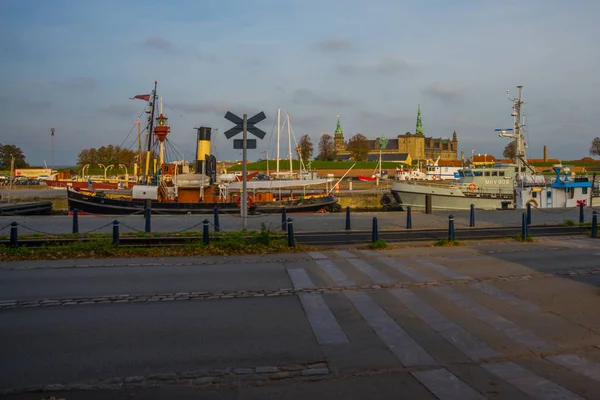 Külső kilátás nyílik a kronborg kastélyra Helsingorban. Kronborg Észak-Európa egyik legfontosabb reneszánsz kastélya, melyet Shakespeare Hamletjéből ismernek világszerte. Kronborg kastély, Helsingor, Denm — Stock Fotó