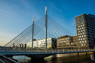 Malmö, İsveç: Malmö 'deki eski liman ile batı limanı arasındaki köprü. Arka planda şehrin yeni bölümü, batı limanı..