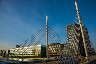 Malmö, İsveç: Malmö 'deki eski liman ile batı limanı arasındaki köprü. Arka planda şehrin yeni bölümü, batı limanı..