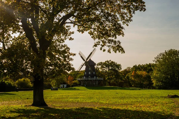 MALMO, SUECIA: Antiguo molino de viento tradicional en el parque de la ciudad de Malmo —  Fotos de Stock