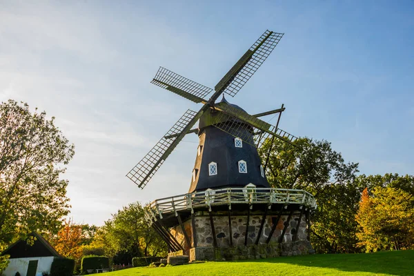 MALMO, SUECIA: Antiguo molino de viento tradicional en el parque de la ciudad de Malmo —  Fotos de Stock