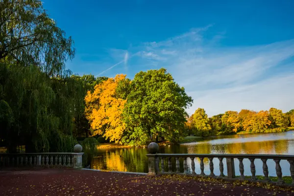 Malmö, İsveç: Malmö 'deki Sonbahar Parkı' nda güzel manzara — Stok fotoğraf