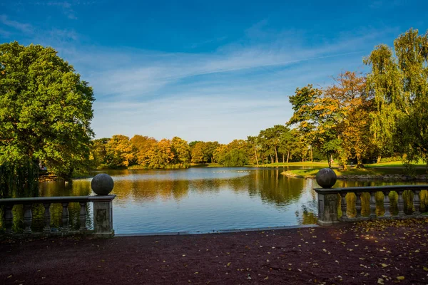 MALMO, SUECIA: Hermoso paisaje en otoño Parque en la ciudad de Malmo —  Fotos de Stock