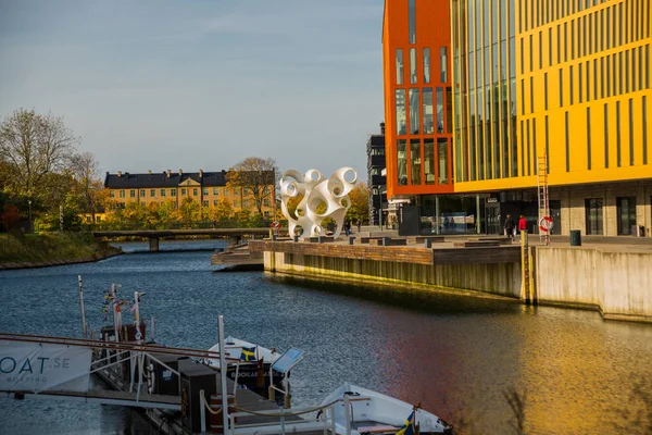 Malmö, Švédsko: Moderní socha v historickém centru Malmö — Stock fotografie