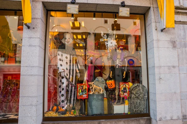 Vitrine avec vêtements pour Halloween. Danemark, Europe — Photo