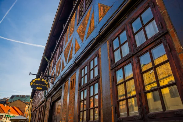 MALMO, SUECIA: Casas antiguas en Malmo, en el sur de Suecia. Hermosas casas en la calle en el centro — Foto de Stock