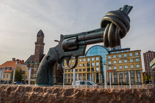 Malmo, Suécia: Estátua de uma arma com um nó como símbolo de não violência, na rua de Malmo — Fotografia de Stock