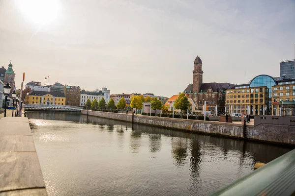 MALMO, SWEDEN: Beautiful scenery on the promenade of the bridge and buildings in city of Malmo — Stock Photo, Image