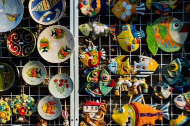 Nesebar, Bulgaristan: Tabaklar yerel pazarda hediyelik eşya olarak satılan geleneksel desenlerle boyandılar