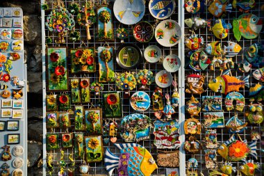 Nesebar, Bulgaristan: Tabaklar yerel pazarda hediyelik eşya olarak satılan geleneksel desenlerle boyandılar