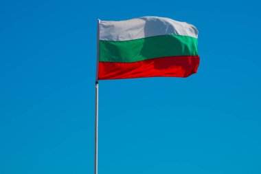 Bulgaristan ve Avrupa: Mavi gökyüzüne karşı Bulgar bayrağı