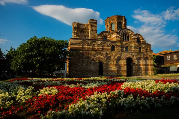 Chiesa di Cristo Pantocratore a Nessebar antica città. Nesebar, Nesebr è un patrimonio mondiale dell'UNESCO. Un'antica chiesa di architettura bizantina a Nessebar, Bulgaria — Foto Stock