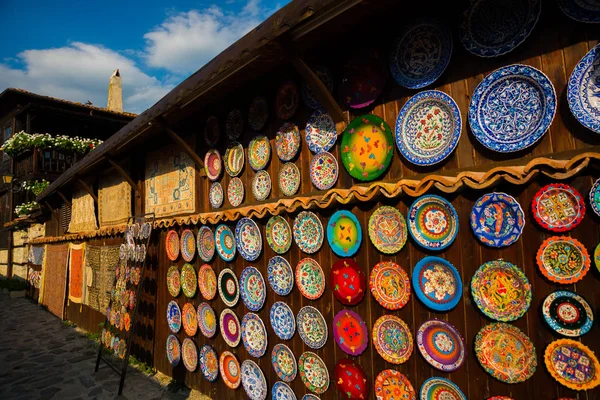 Nesebar, Bulgaristan: Tabaklar yerel pazarda hediyelik eşya olarak satılan geleneksel desenlerle boyandılar — Stok fotoğraf