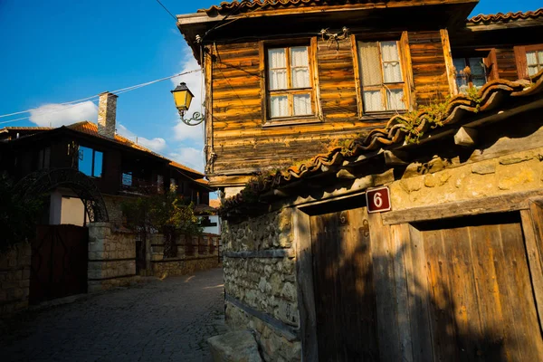 Paisagem da cidade - vista das ruas antigas e casas em estilo balkan, a Cidade Velha de Nesebar — Fotografia de Stock