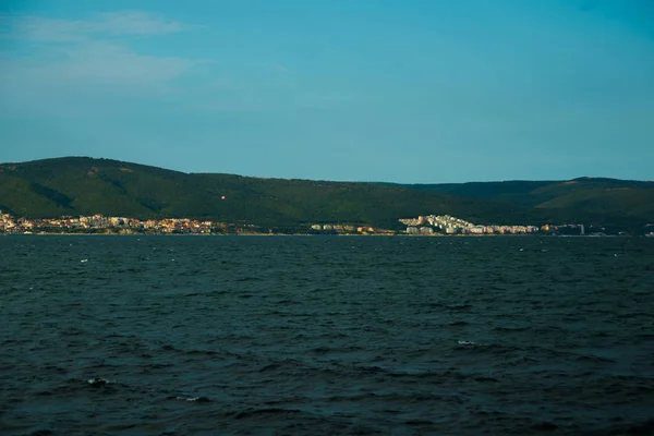 НЕССЕБАР, БУЛЬГАРИЯ: Черное море с видом на старый город Несебр, Болгария — стоковое фото