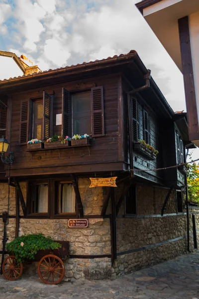 Paysage urbain - vue sur les vieilles rues et les maisons de style balkan, la vieille ville de Nesebar — Photo
