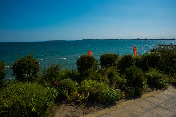 Bulgarien, heiliger vlas: schöner blick auf das meer. die Landschaft am sonnigen Strand ist ein beliebtes Ziel für Touristen und Familien. — Stockfoto