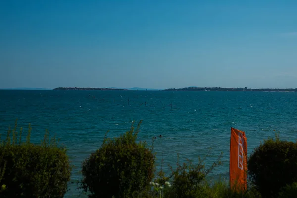 Bulgária, Saint Vlas: Gyönyörű kilátás nyílik a tengerre. A táj a Sunny Beach népszerű úti cél a turisták és a családok számára. — Stock Fotó