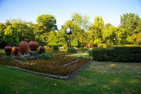 Bukarest, Rumänien: Vacker park med skulptur i form av krukor på kvällen. — Stockfoto