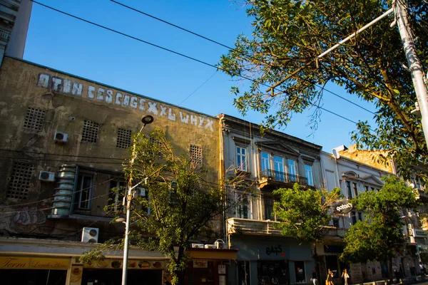 BUCHAREST, RUMANIA: Bucarest Old Town, una mezcla de historia, cultura local y estilo de vida — Foto de Stock