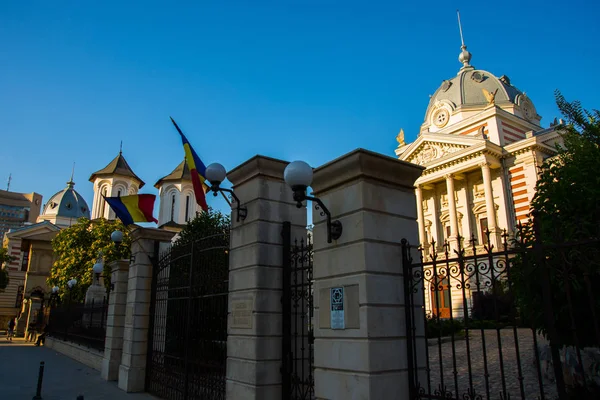 Bukarest, Románia, Európa: Gyönyörű történelmi épület a város központjában — Stock Fotó