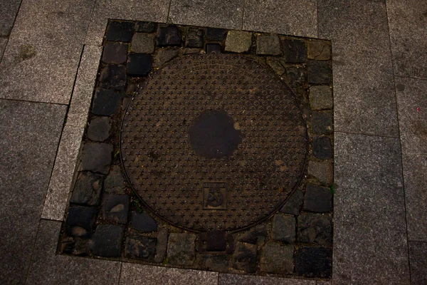 Bucareste, Romênia: Manhole no centro da cidade velha — Fotografia de Stock