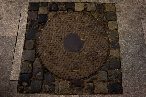 Bukarest, Rumänien: Gullydeckel im Zentrum der Altstadt — Stockfoto