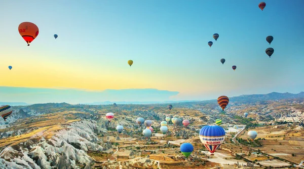 Capadocia Turquía Globos Aire Caliente Están Volando Durante Amanecer Región — Foto de Stock