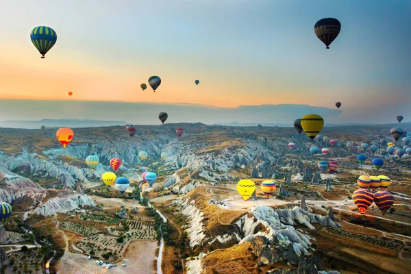 Cappadocia Turkije Warme Luchtballonnen Vliegen Tijdens Zonsopgang Regio Cappadocië Turkije — Stockfoto