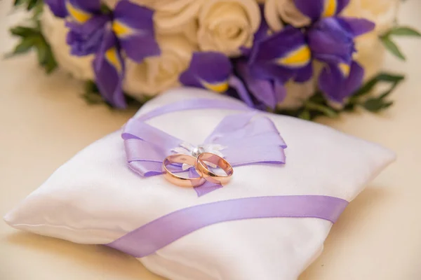 Hochzeit Ringe Und Blumen Trauringe Und Brautstrauß Aus Weißen Rosen — Stockfoto