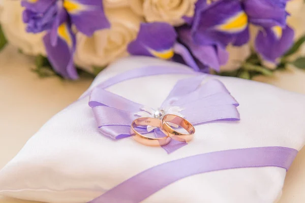 Hochzeit Ringe Und Blumen Trauringe Und Brautstrauß Aus Weißen Rosen — Stockfoto