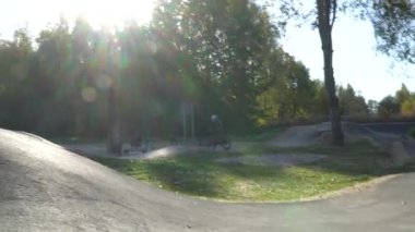 Pompa pistinde bisiklet süren bir çocuk