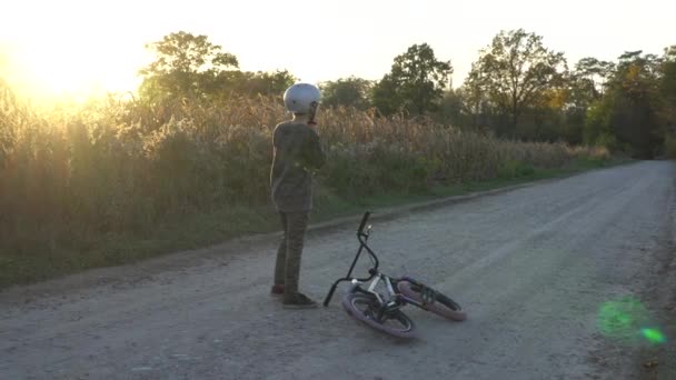 Fahrradfahrer wirft Helm weg — Stockvideo