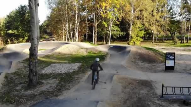 Garçon en vélo sur une piste de pompage — Video
