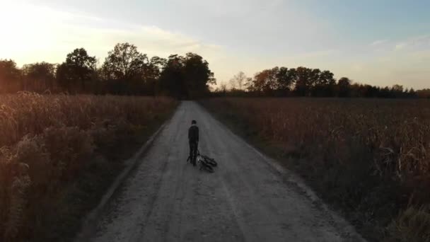 Jongen sleurt zijn fiets achter hem — Stockvideo