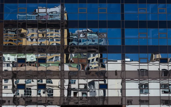 Reflectie Van Moderne Huizen Een Gebouw Van Glas — Stockfoto