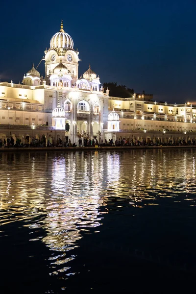 Vista Noturna Para Templo Ouro Harmandir Sahib Com Reflexão Amritsar — Fotografia de Stock