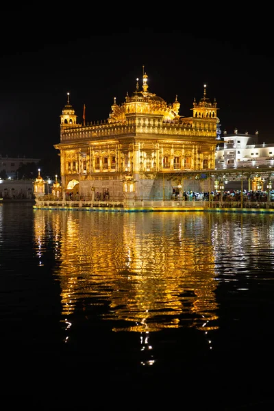 Vista Nocturna Templo Oro Harmandir Sahib Con Reflejo Amritsar Punjab —  Fotos de Stock