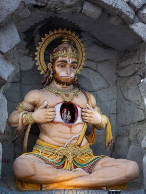 Rishikesh'te Kalbinde Sita ve Rama ile Hint Tanrısı Hanuman Heykeli