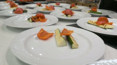 Restoran mutfağı. Kabak, biber