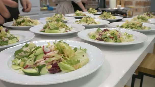 Restaurantküche Salat Auf Teller Hand — Stockvideo