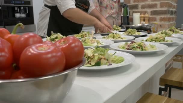 餐厅美食 盘子上的沙拉 — 图库视频影像