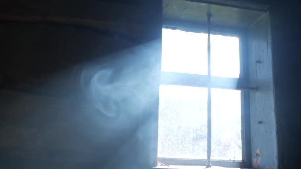 Καπνός Ακτίνα Φως Πέφτει Από Ένα Παράθυρο Ένας Άντρας Βγαίνει — Αρχείο Βίντεο