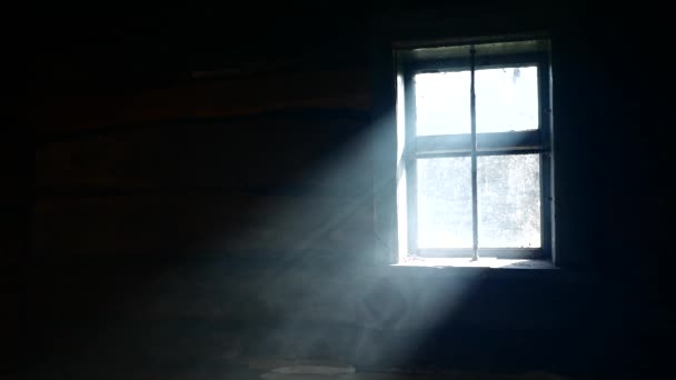 Rauch Einem Strahl Licht Fällt Aus Einem Fenster — Stockvideo