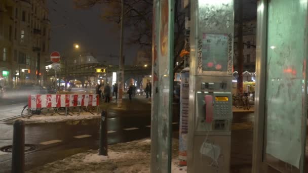 Nachtstad Berlijnse Straat Telefooncel — Stockvideo